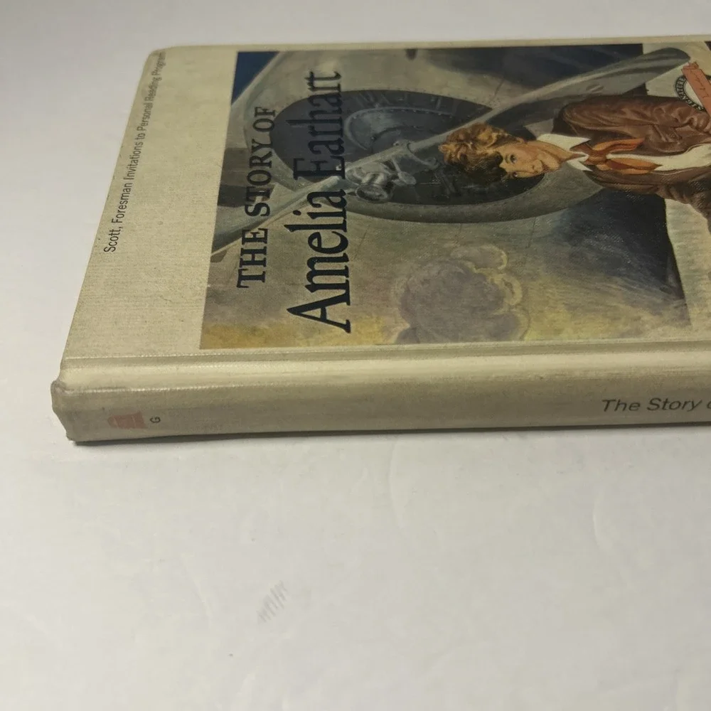 The Story of Amelia Earhart [Signature Books] Adele de Leeuw HC No DC 1955
